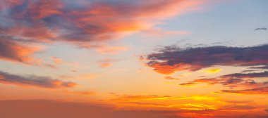 Renkli bulutlarla gün batımında güzel bir gökyüzü