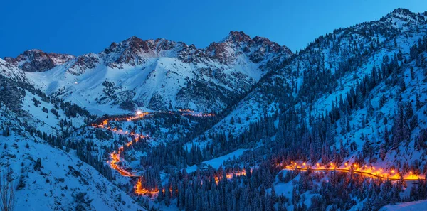 Verwinkelte Bergstraße Winterabend Von Laternen Beleuchtet — Stockfoto