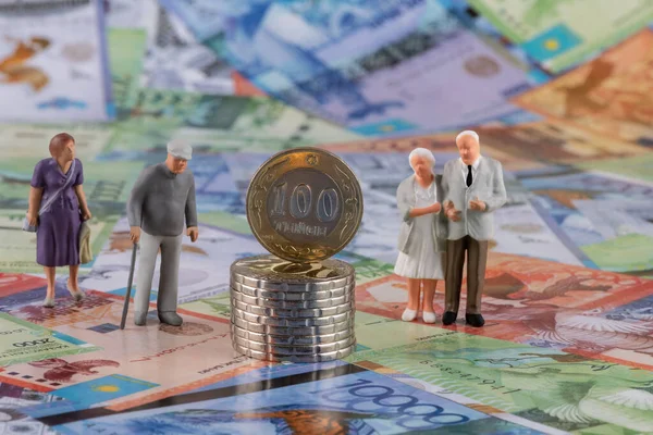 Kazakistan 'ın çeşitli mezheplerinin arka planında 100 ve 200 Kazakistan menşeili sembolik yaşlı ve bozuk para figürleri yer alıyor.