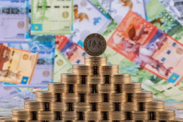 100 Kazakistan sikkesi piramit şeklinde istiflenmiş.