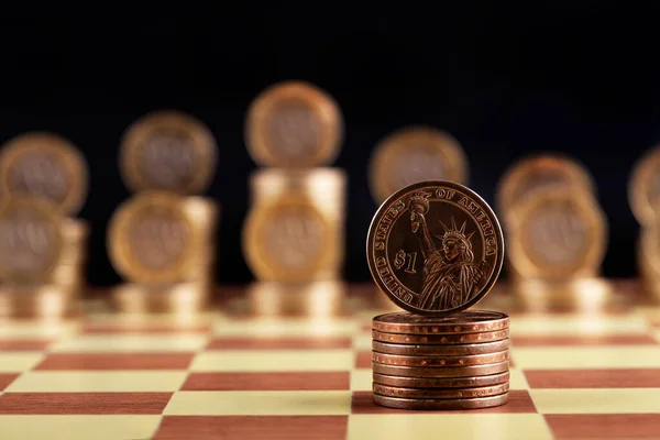 Monedas Americanas Dólar Monedas Cobre Forma Piezas Ajedrez Tablero Ajedrez Fotos de stock libres de derechos