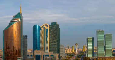 Kazak başkentinin merkez kısmının akşam manzarası Astana