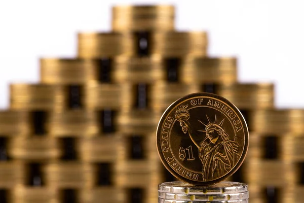 Amerikanische Dollarmünze Auf Dem Hintergrund Gestapelter Münzen — Stockfoto