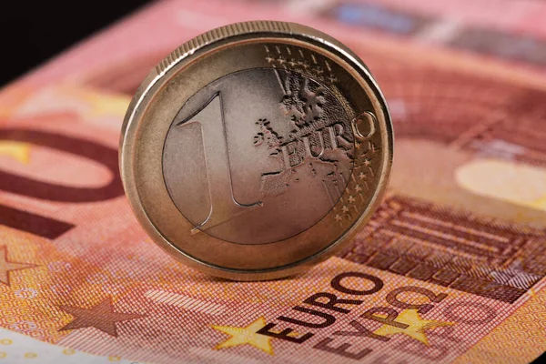 Moneta Euro Sullo Sfondo Della Banconota Euro — Foto Stock