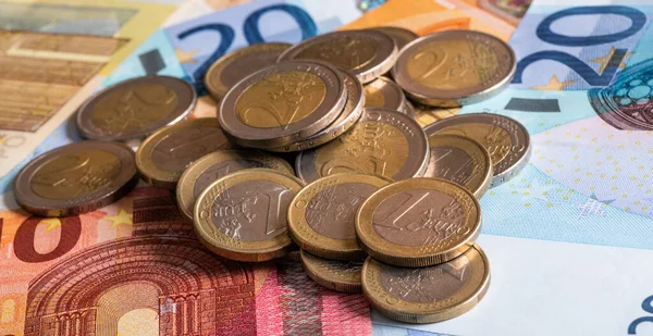 Monete Tagli Euro Sullo Sfondo Delle Banconote Euro Vari Tagli — Foto Stock