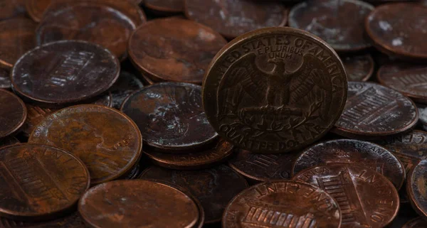一枚25美分的旧硬币 描绘了一堆生锈的1美分硬币上的鹰 — 图库照片