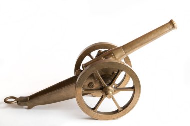 Amerikan İç Savaşı sırasında beyaz bir arkaplandaki gerçek bir askeri top üzerinde modellenmiş, özel olarak yaşlandırılmış, hatıra niteliğinde bir topun modern seri numarası.