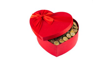 Kalp şeklindeki kırmızı hediye kutusu 100 ve 200 Kazak sikkesiyle dolu.