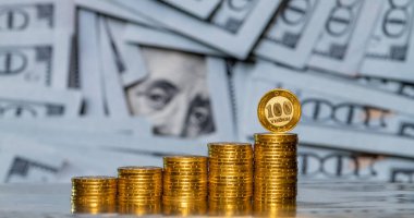 100 Kazakistan parası ve 100 Amerikan Doları 'na karşılık gelen banknotlar.