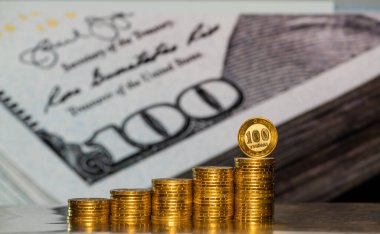 100 Kazakistan parası ve 100 Amerikan Doları 'na karşılık gelen banknotlar.