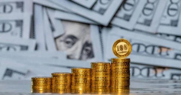 100 Kazakistan parası ve 100 Amerikan Doları 'na karşılık gelen banknotlar.