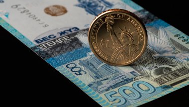 500 Kazakistan banknotu ve 1 Amerikan doları.