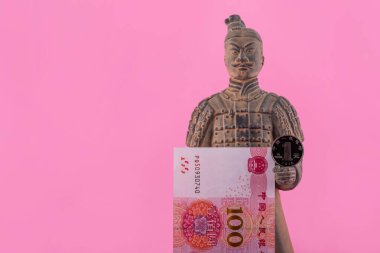 100 Çin Yuan 'ı, 1 Yuan' ı ve Xi 'an' daki İmparator Qin Shi Huang 'ın teras ordusundan ünlü bir Çinli savaşçının hatıra figürü. 