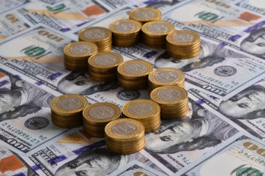 100 Kazakistan parası, bir dolar işareti ve 100 Amerikan doları şeklinde katlanmış.