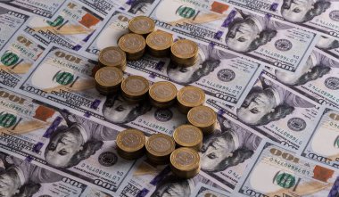 100 Kazakistan parası, bir dolar işareti ve 100 Amerikan doları şeklinde katlanmış.