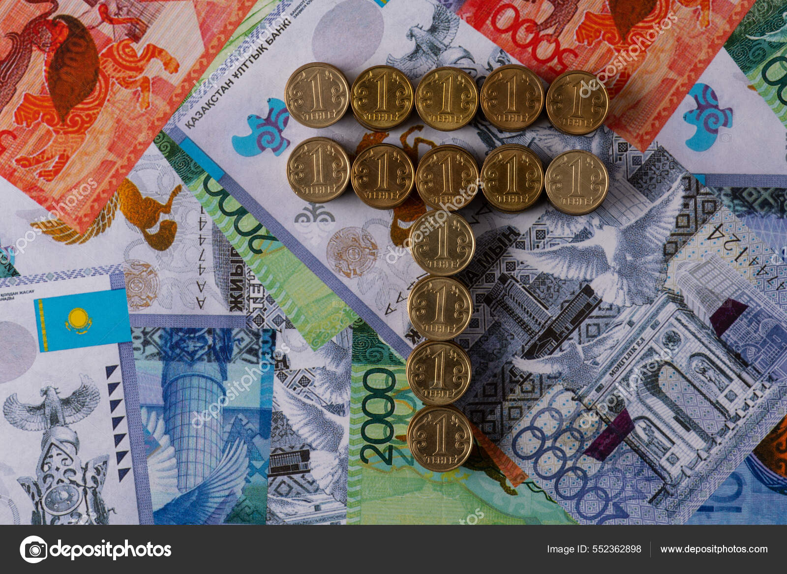 Символ Казахстанской Валюты Тенге Выложенный Монет Стоковое Фото.
