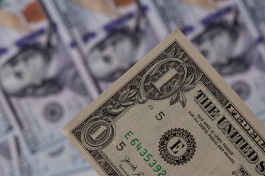 Yüz Amerikan doları ve bir Amerikan doları.