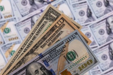 1, 10 ve 100 dolarlık banknotlar halinde.