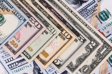 1, 2,5,10, 20, 50 ve 100 dolarlık banknotlar halinde.