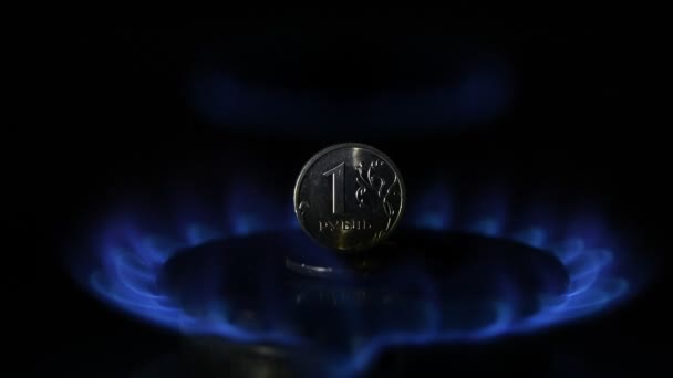 硬币1俄罗斯卢布站在炽热的煤气炉上 — 图库视频影像