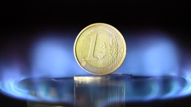 1欧元硬币放在炽热的煤气炉上 — 图库视频影像