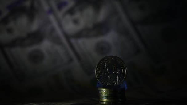 以100美元钞票为背景 在火焰中面额为1美元的硬币 — 图库视频影像
