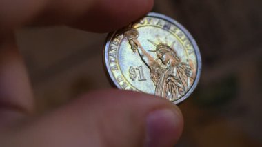 Erkeklerin parmaklarında 1 Amerikan doları var.