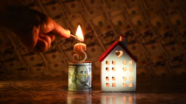 以美元符号 微型象征性房屋和面额100美元的钞票为形式的烛台 — 图库视频影像
