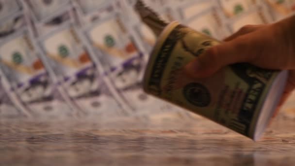 面额为10美元的小猪银行 美国硬币和面额为100美元 背景为黑色的钞票 — 图库视频影像