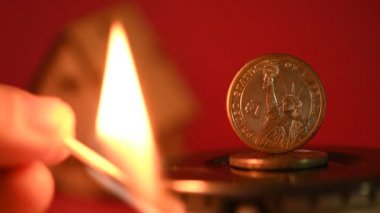 1 Amerikan doları sıcak bir gaz ocağında duruyor.