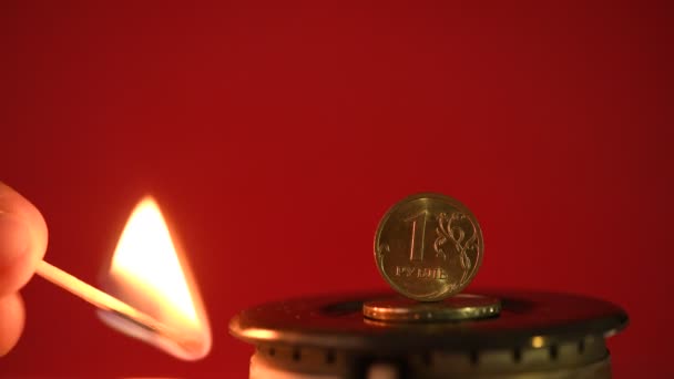 コイン1 ロシアのルーブルは熱いガスバーナーに立っています — ストック動画
