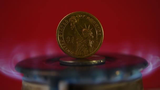 1美元硬币放在炽热的煤气炉上 — 图库视频影像
