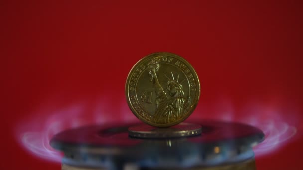 1美元硬币放在炽热的煤气炉上 — 图库视频影像