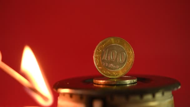 100 Kasachische Tenge Münze Auf Einem Brennenden Gasbrenner — Stockvideo