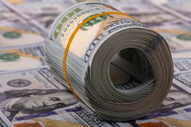 100 Amerikan doları.