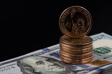 100 Amerikan doları banknot ve siyah arka planda özgürlük heykeli olan 1 dolar.