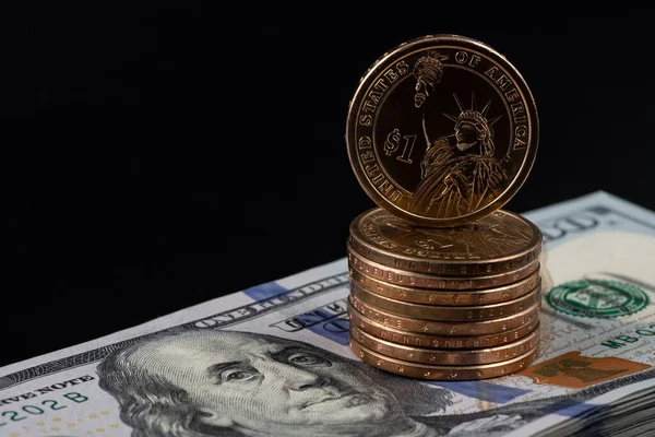 100 Amerikan doları banknot ve siyah arka planda özgürlük heykeli olan 1 dolar.