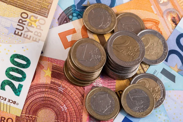 Avro banknotlarının arka planına karşılık 1 ve 2 avroluk banknotlar çeşitli mezhepler