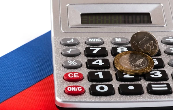 Érmék Orosz Rubelben Számológép Orosz Föderáció Zászlajának Hátterében — Stock Fotó