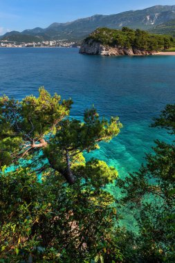 Karadağ ve Adriyatik Denizi 'nin pitoresk kıyıları bir yaz günü
