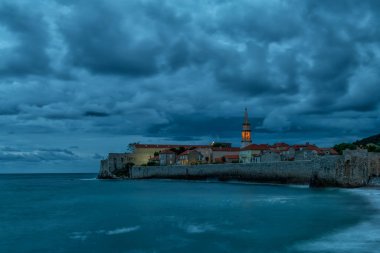 Eski Şehir, Karadağ 'ın Adriyatik Denizi kıyısındaki Budva tatil beldesinin tarihi bir alanı.