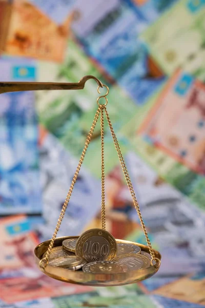 100 Kazahsztáni Tenge Címletű Érmék Mérlegen — Stock Fotó