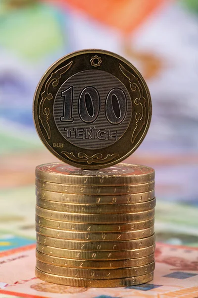 100 200 Kazahsztáni Tenge Címletű Érmék Kazahsztáni Bankjegyek Hátterében — Stock Fotó