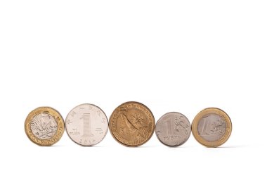 1 İngiliz poundu, 1 Amerikan doları, 1 avro, 1 Çin yuanı, 1 Rus rublesi.