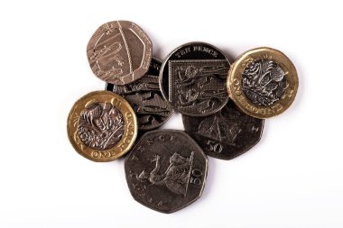 Beyaz zemin üzerinde çeşitli mezheplerden İngiliz sikkeleri