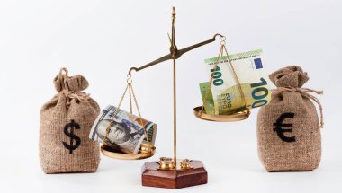 100 Amerikan doları ve 100 avroluk banknotlar.