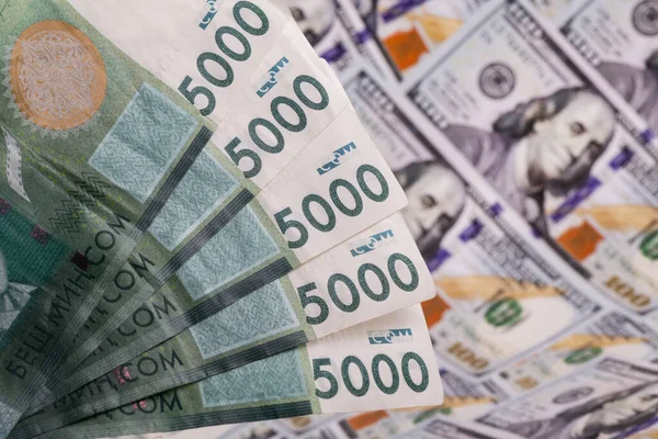 Kyrgyz Banknotes Denominations 5000 Soms American Banknotes Denominations 100 Dollars — Stockfoto