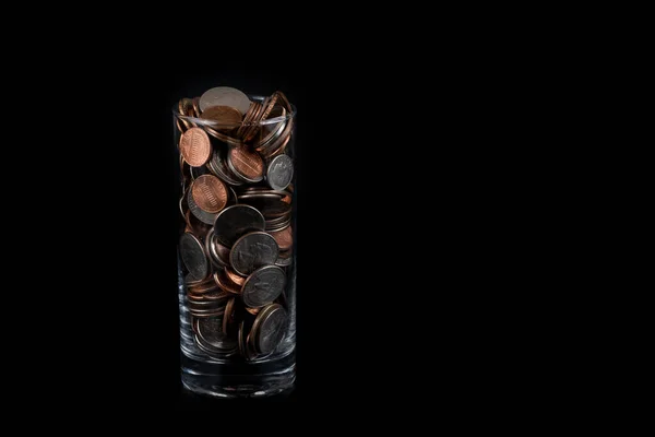 Скляна Чашка Американськими Монетами Чорному Тлі — стокове фото