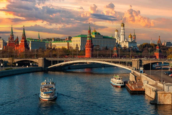 Vista Kremlin Moscou Rio Moskva Sob Céu Pitoresco — Fotografia de Stock