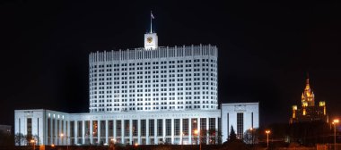 Rusya Hükümeti 'nin binasının gece görüşü ve Rusya Federasyonu Hükümeti' nin yazıtları.
